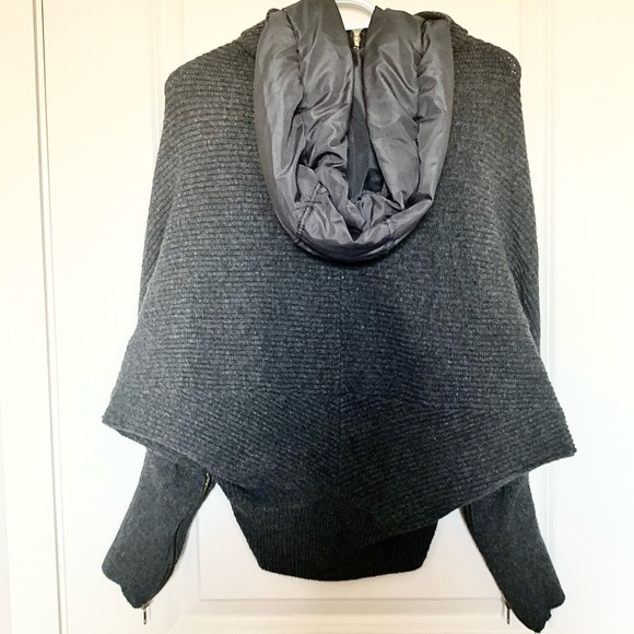 Knitted sweater with hoodie - Picture 3 of 8